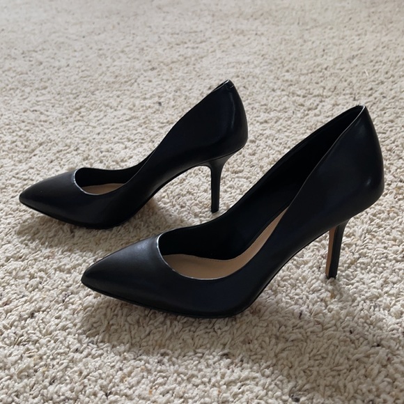 New Vince Camuto Salest Black Leather Pumps Size 6 - Picture 3 of 6
